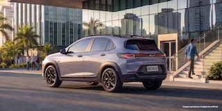 Chevrolet Sonic 2027 visto de traseira circulando em área urbana