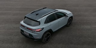Vista aérea traseira do Chevrolet Sonic 2027 em piso pavimentado