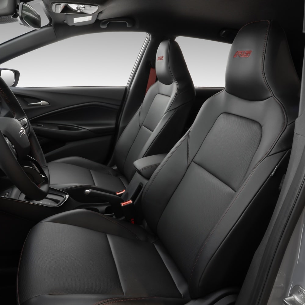 Interior do Chevrolet Sonic 2027 com bancos dianteiros e painel.