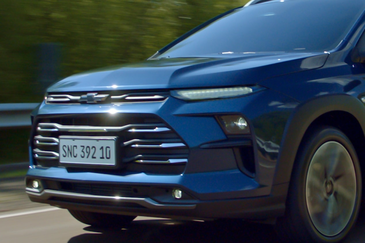 Detalhe da dianteira do Chevrolet Sonic 2027 azul.