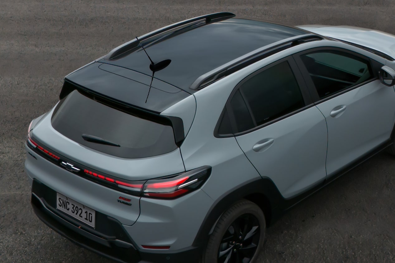 Vista aérea traseira do Chevrolet Sonic 2027 em piso pavimentado