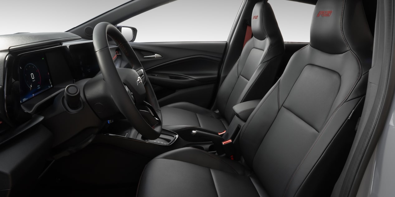 Visão em primeira pessoa do interior do carro. Temos em quadro, o volante e o banco do motorista e passageiro.​