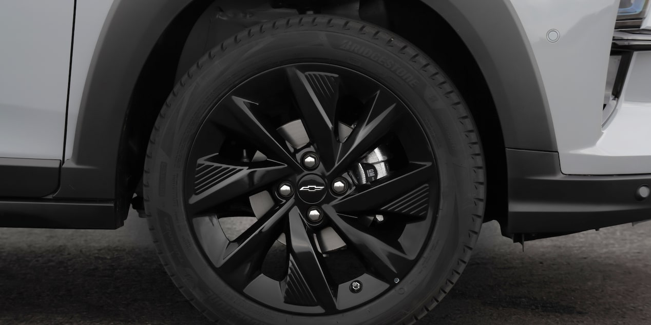 Foco na roda de liga leve e 17 polegadas do Chevrolet Sonic com design diferenciado na cor preta. ​