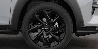 Foco na roda de liga leve e 17 polegadas do Chevrolet Sonic com design diferenciado na cor preta. ​