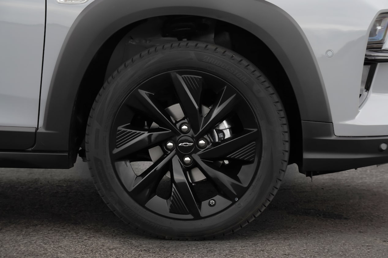 Foco na roda de liga leve e 17 polegadas do Chevrolet Sonic com design diferenciado na cor preta. 