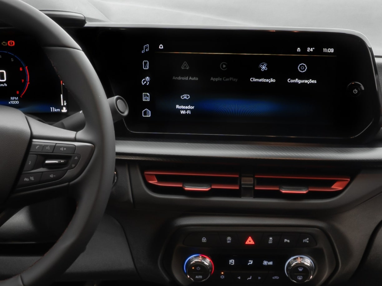  Visão em primeira pessoa do motorista. Temos o volante com o logo da Chevrolet no centro, o painel de instrumentos  e a central multimídia.