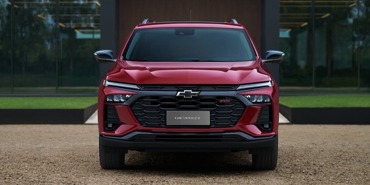 Chevrolet Tracker RS AT Turbo na cor Vermelho Scarlet visto de frente, estacionado em ambiente externo.