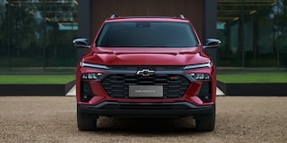 Chevrolet Tracker RS AT Turbo na cor Vermelho Scarlet visto de frente, estacionado em ambiente externo.