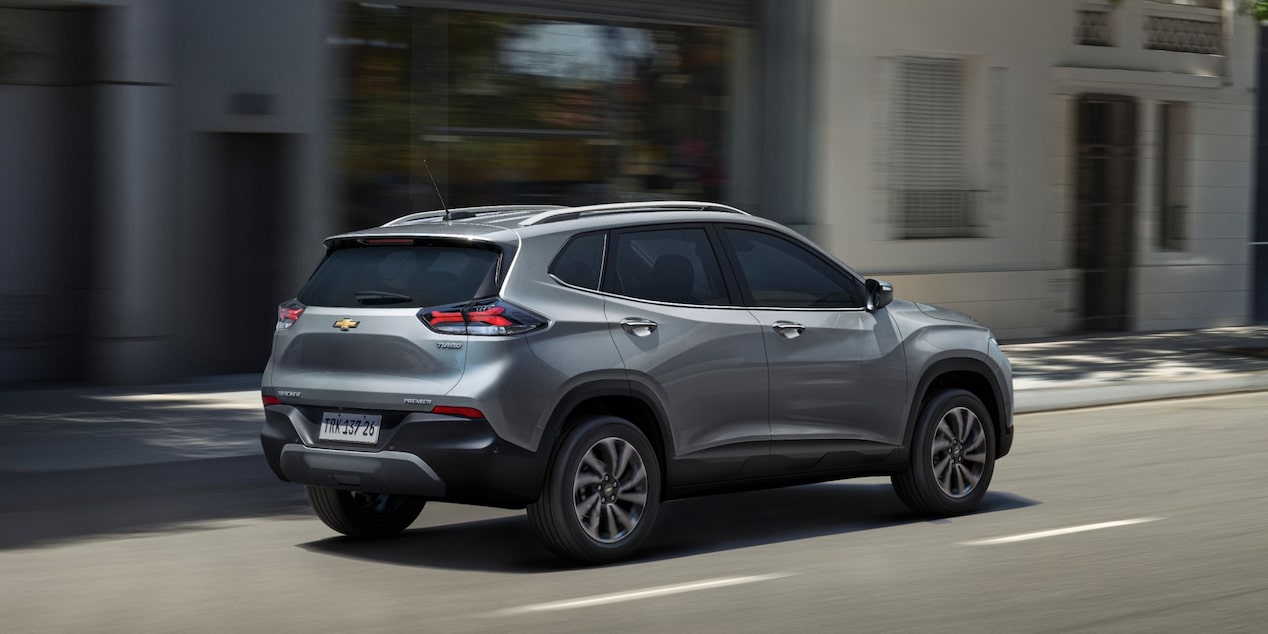 Chevrolet Tracker na cor prata shark na rua em movimento.