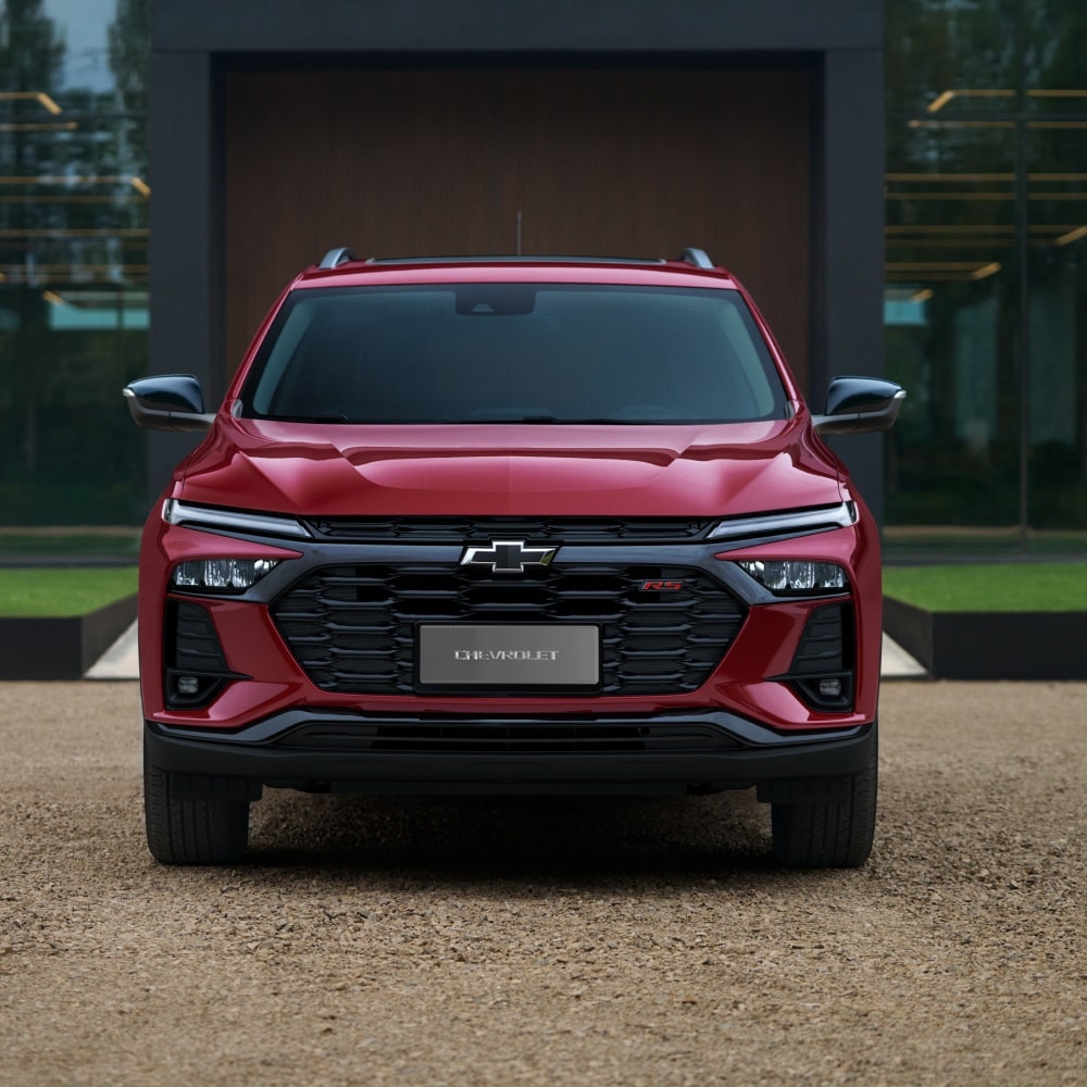 Chevrolet Tracker RS AT Turbo na cor Vermelho Scarlet visto de frente, estacionado em ambiente externo.