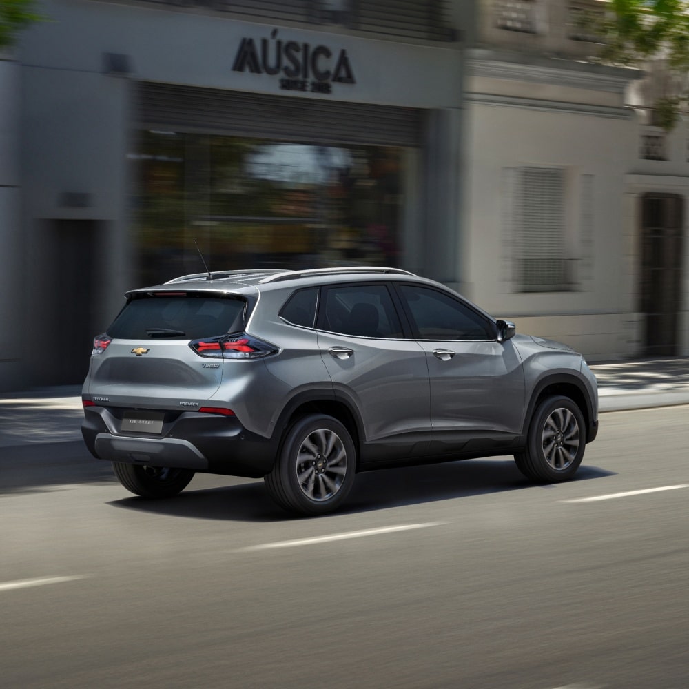 Chevrolet Tracker na cor prata shark na rua em movimento.
