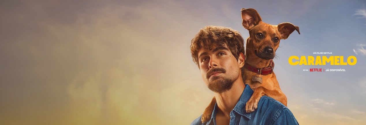Homem com cachorro caramelo apoiado em seu ombro ao pôr do sol, com o texto Há encontros que transformam a nossa vida e logotipo do filme Caramelo da Netflix
