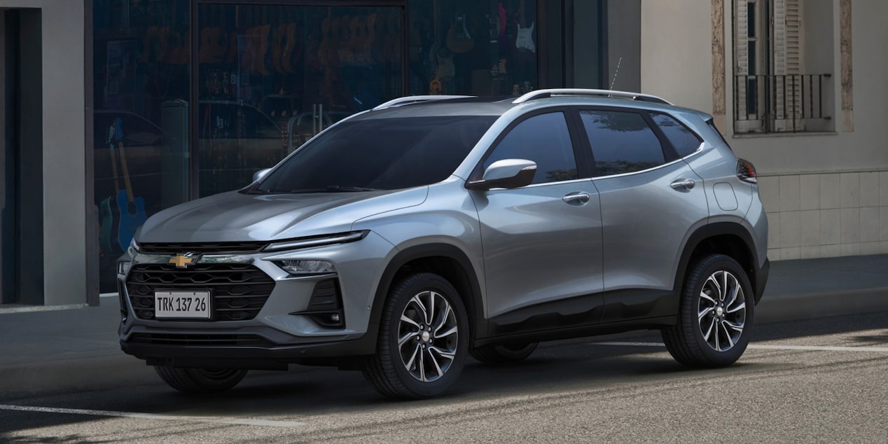 Foto ambientada do Chevrolet Tracker na cor Prata Shark em 3/4 de frente.