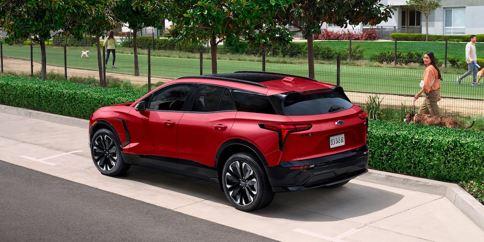 Blazer EV Estacionado em frente ao parque