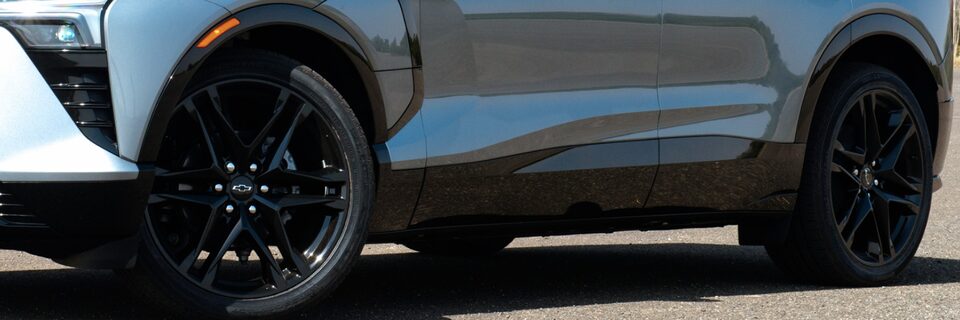 Rodas em alumínio na cor preta da linha de acessórios originais Chevrolet para o Blazer EV RS.