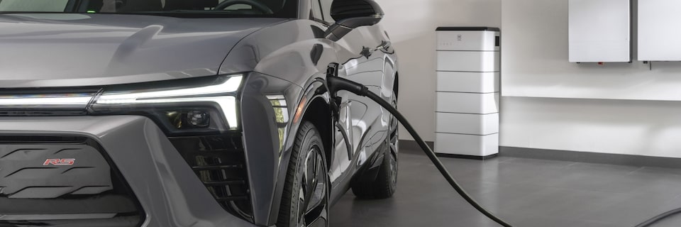 Carregador wall box da linha de acessórios originais Chevrolet para o Blazer EV RS.