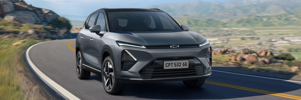 Chevrolet Captiva EV em foto ambientada. O carro aparece em uma estrada. Esta imagem ilustra a sessão de aparência da linha de acessórios originais Chevrolet.