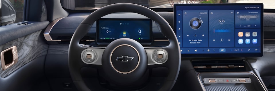Visão frontal do volante, do painel e da central multimídia do Chevrolet Captiva EV. Esta imagem ilustra a sessão de conforto da linha de acessórios originais Chevrolet.