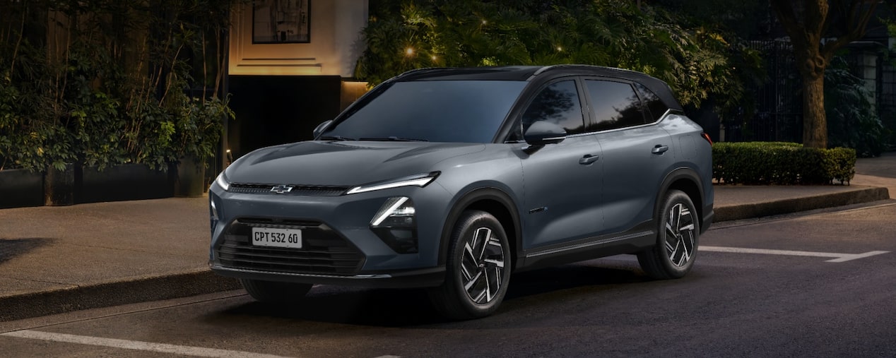 Chevrolet Captiva EV em foto ambientada. O carro aparece estacionado na rua. No quadrante superior esquerdo, o texto: Captiva EV - acessórios. 