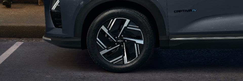Detalhe da roda de um Captiva EV estacionado na rua. Esta imagem ilustra a sessão de segurança da linha de acessórios originais Chevrolet.