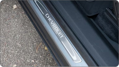 Soleira de porta em alumínio da linha de acessórios originais Chevrolet para o Captiva EV.