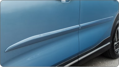 Friso de porta lateral Sandy White da linha de acessórios originais Chevrolet para o Captiva EV.