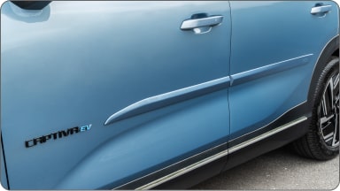 Friso de porta lateral Sandy White da linha de acessórios originais Chevrolet para o Captiva EV.
