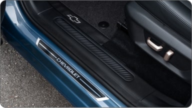 Soleiras de portas dianteiras da linha de acessórios originais Chevrolet para o Captiva EV.