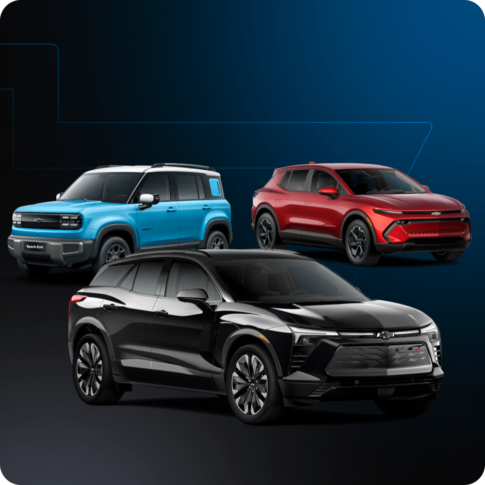 Imagem com três veículos elétricos da Chevrolet.