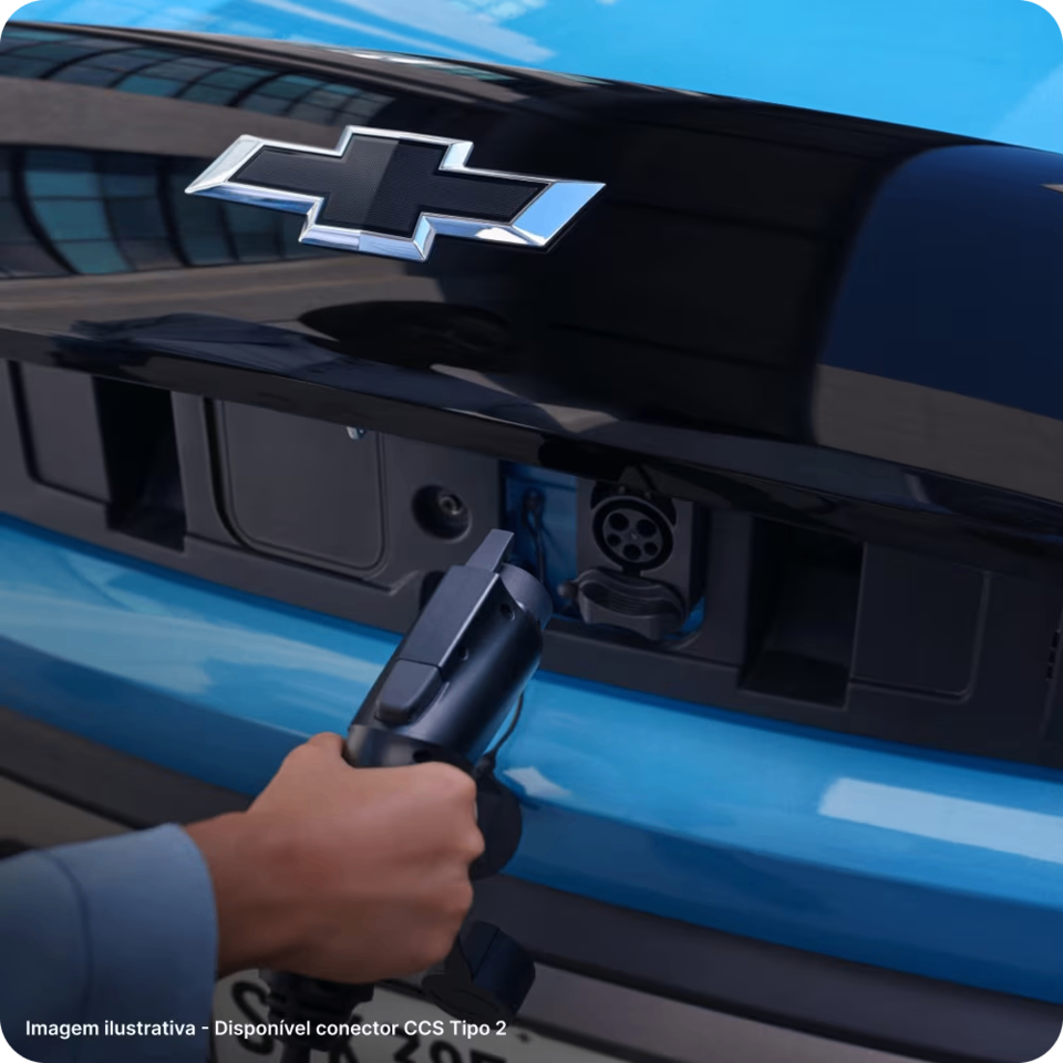 Mão conectando o cabo de recarga na parte frontal do Spark EUV Azul Atlântico.