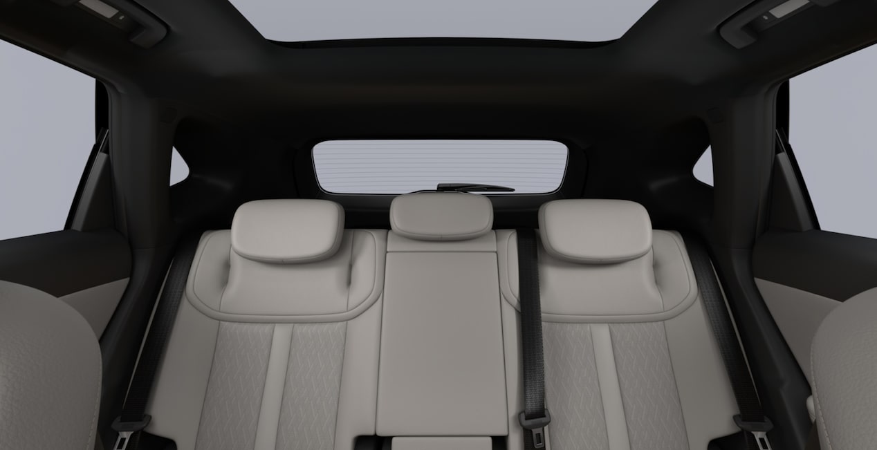 Chevrolet Captiva EV visto dos bancos traseiros, com assentos na cor sandy soul e teto solar panorâmico.
