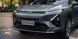 Detalhe da dianteira de um SUV Chevrolet Captiva EV, mostrando o design moderno dos faróis e grade frontal.