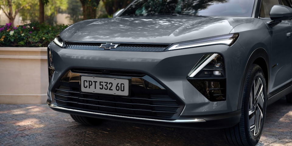 Detalhe da dianteira de um SUV Chevrolet Captiva EV, mostrando o design moderno dos faróis e grade frontal.