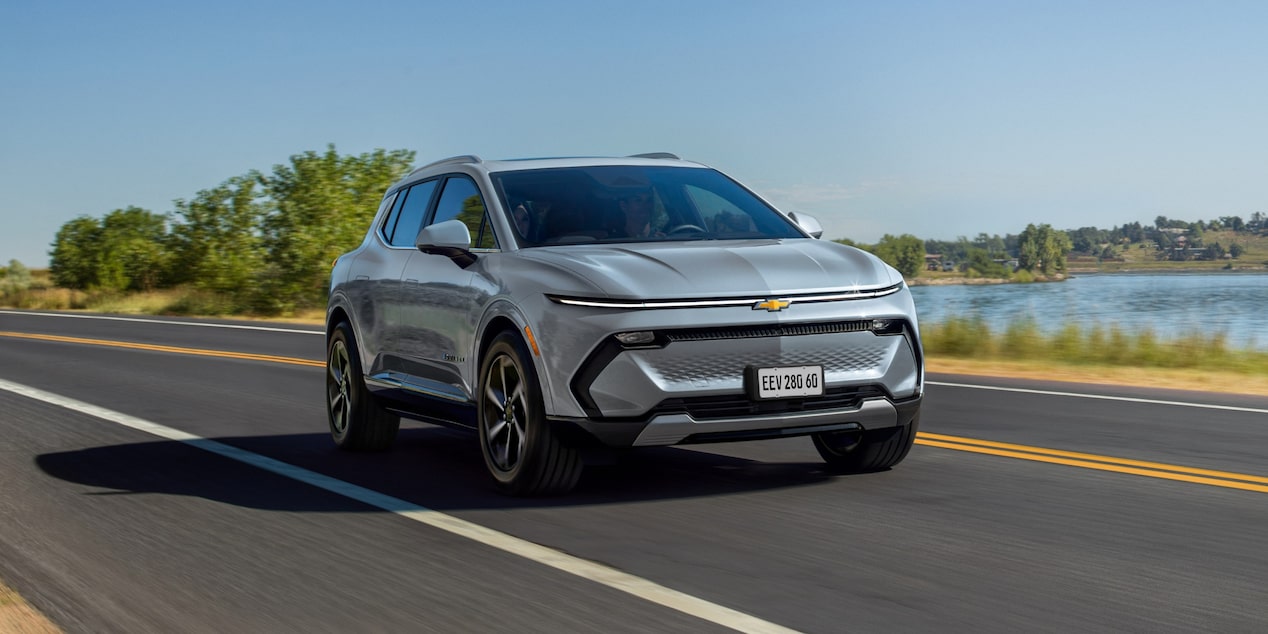 Carro elétrico Chevrolet na estrada.