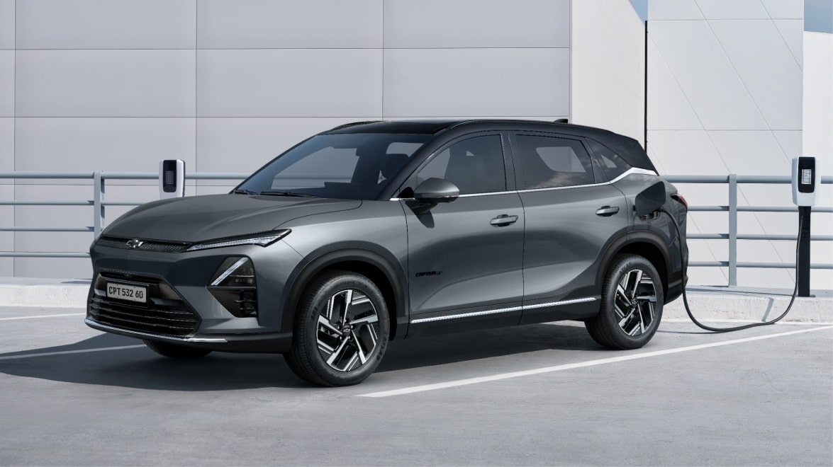 Captiva EV, suv elétrico Chevrolet com design moderno e linhas aerodinâmicas, estacionado próximo a estação de carregamento, destacando iluminação em LED e acabamento sofisticado.