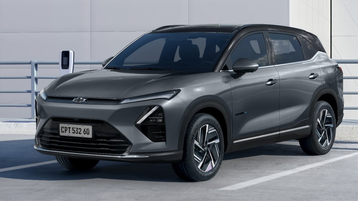 Captiva EV, suv elétrico Chevrolet com design moderno e linhas aerodinâmicas, estacionado próximo a estação de carregamento, destacando iluminação em LED e acabamento sofisticado. 