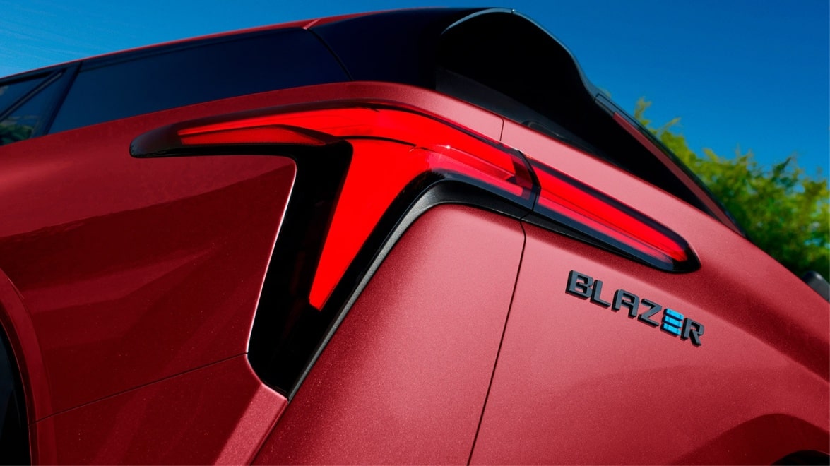 Detalhe do farol traseiro do Chevrolet Blazer EV RS.