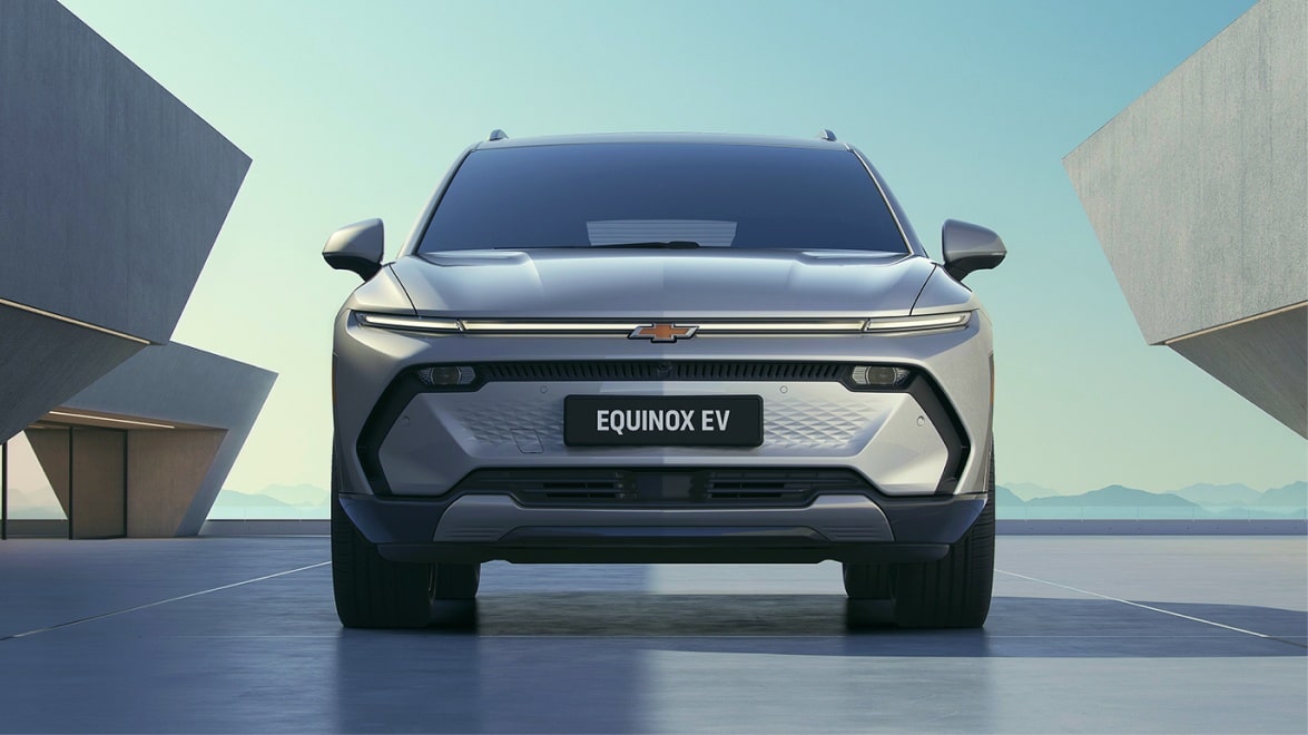 Equinox EV visto de frente em imagem ambientada.