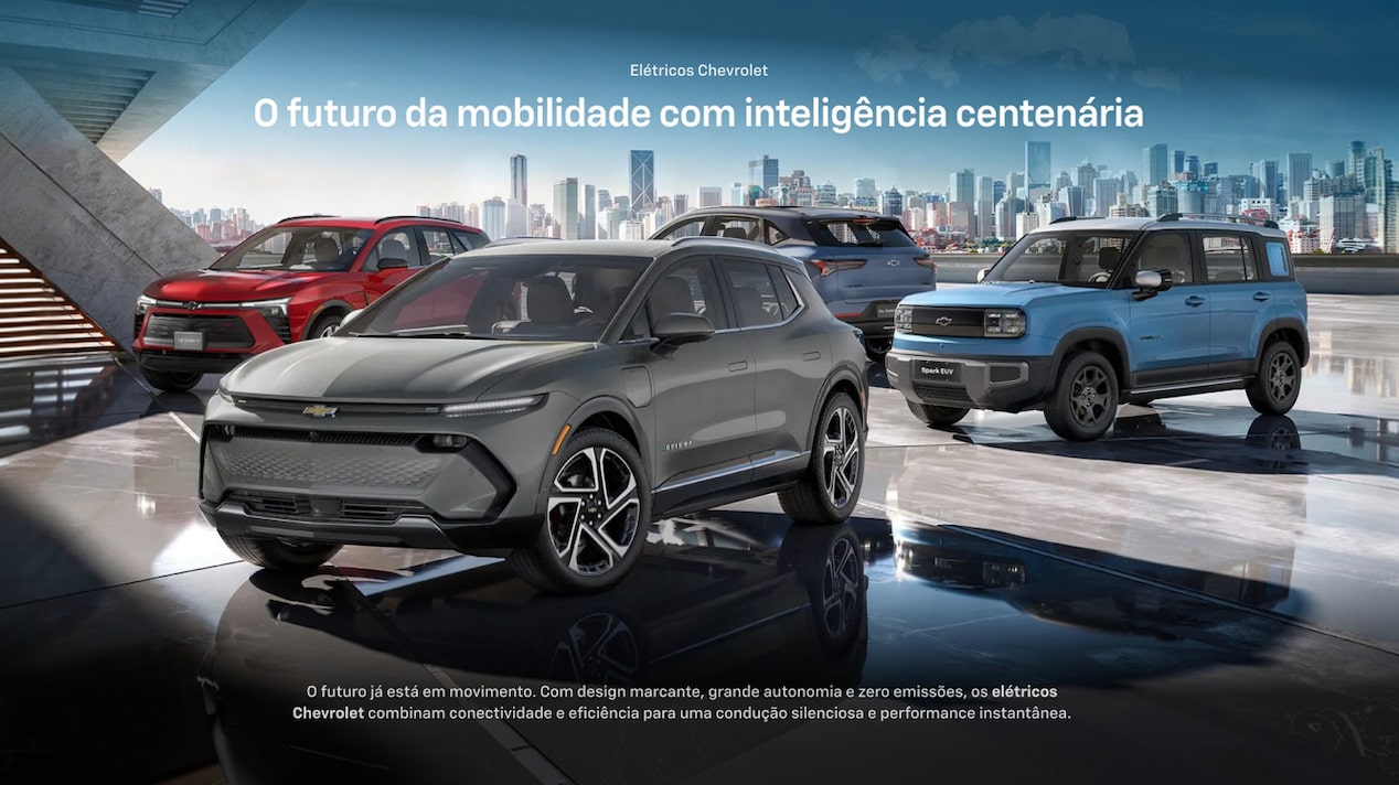 Portfólio elétricos Chevrolet ilustrado por Equinox EV, Spark EUV, Blazer EV RS e Captiva EV dispostos em imagem ambientada com prédios espelhados compondo o segundo plano.
