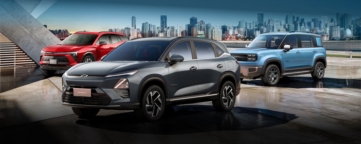 Carros elétricos Chevrolet em cenário urbano moderno, destacando inovação automotiva, autonomia, sustentabilidade e o futuro da mobilidade elétrica