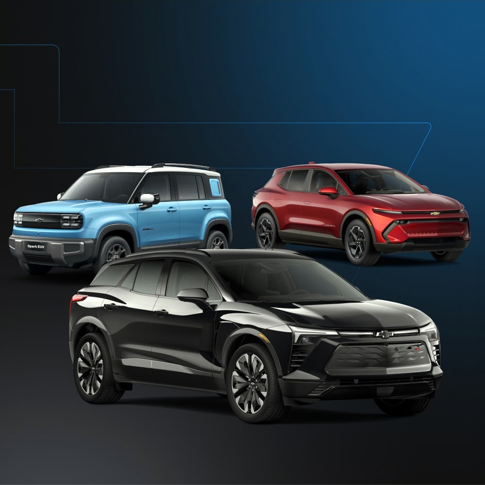 Mulher mexendo no botão de OnStar da Chevrolet