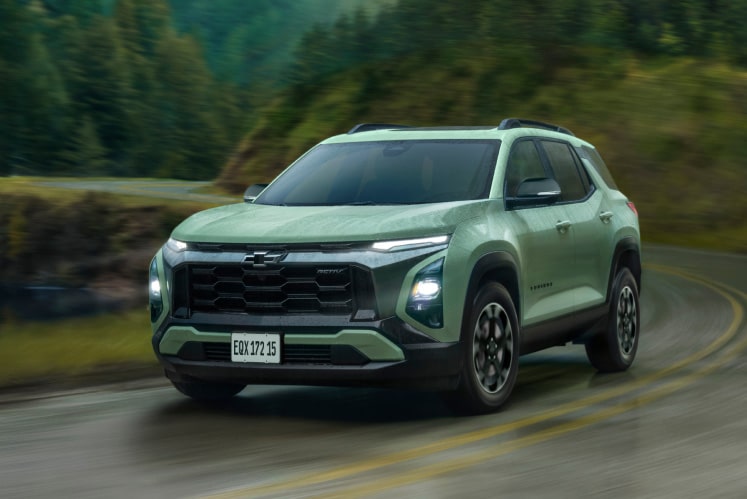 Equinox circulando em estrada arborizada