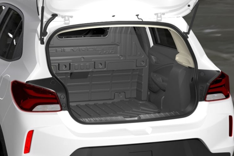 Porta-malas do Onix aberto, mostrando amplo espaço interno.