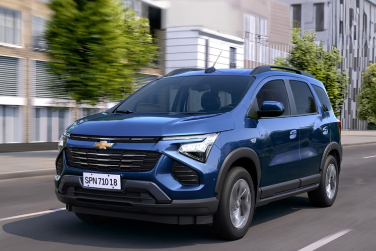 Spin circulando em avenida urbana durante o dia.