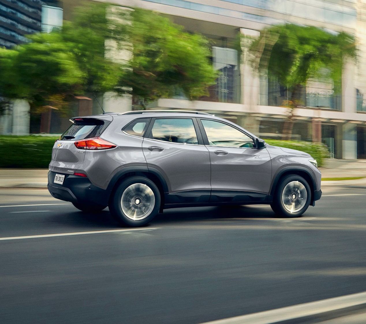 Um carro Chevrolet em movimento representando o GM Envolve