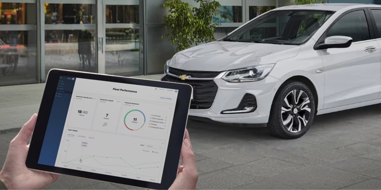 Pessoa com tablet na frente de um Chevrolet mostrando o OnStar