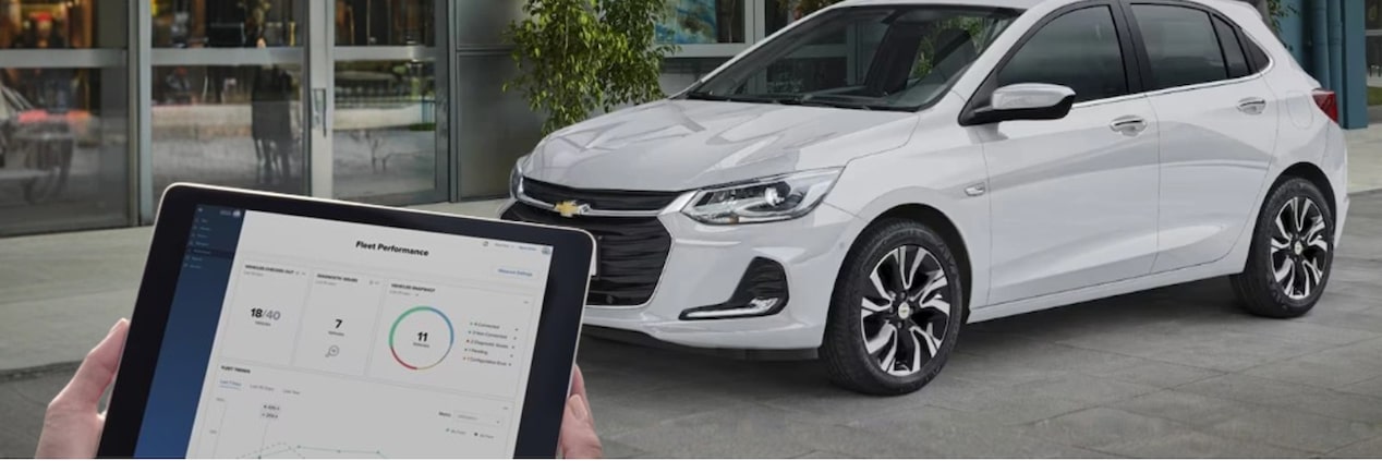 Pessoa com tablet na frente de um Chevrolet mostrando o OnStar