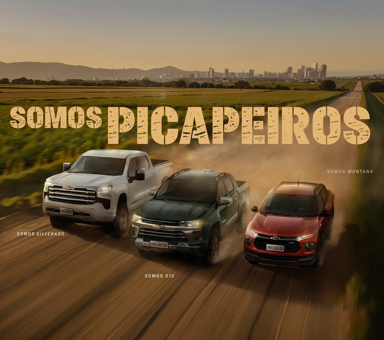 As picapes Silverado, S10 e Montana lado a lado em uma estrada de terra, com a cidade ao fundo e o texto “Somos Picapeiros” em destaque.