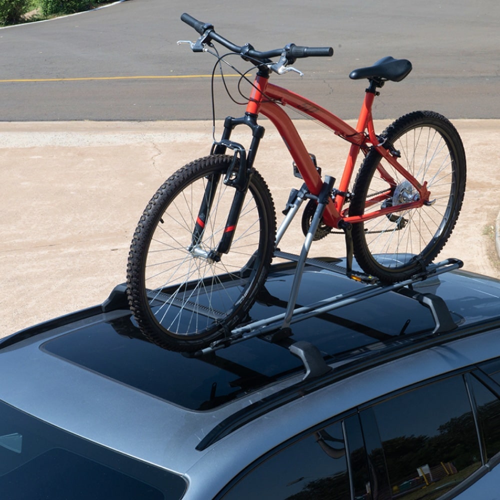 Bicicleta presa ao teto de um Chevrolet