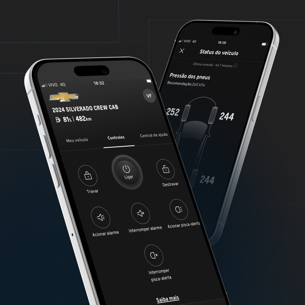 Dois smartphones exibem a interface do aplicativo myChevrolet com fundo escuro em tons de azul.
